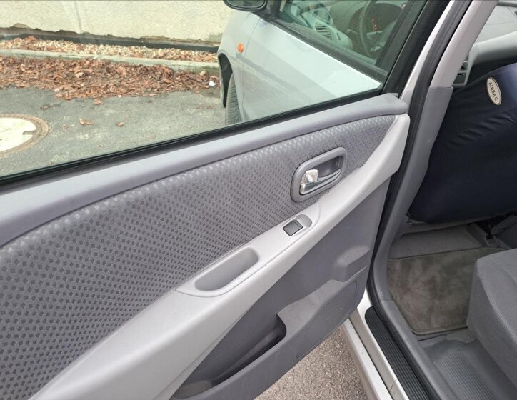 Nissan Almera Tino 39