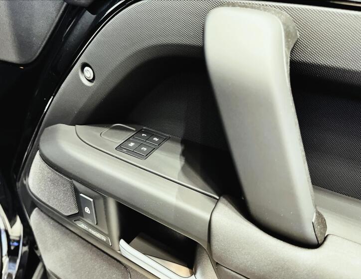 Land Rover Defender 23