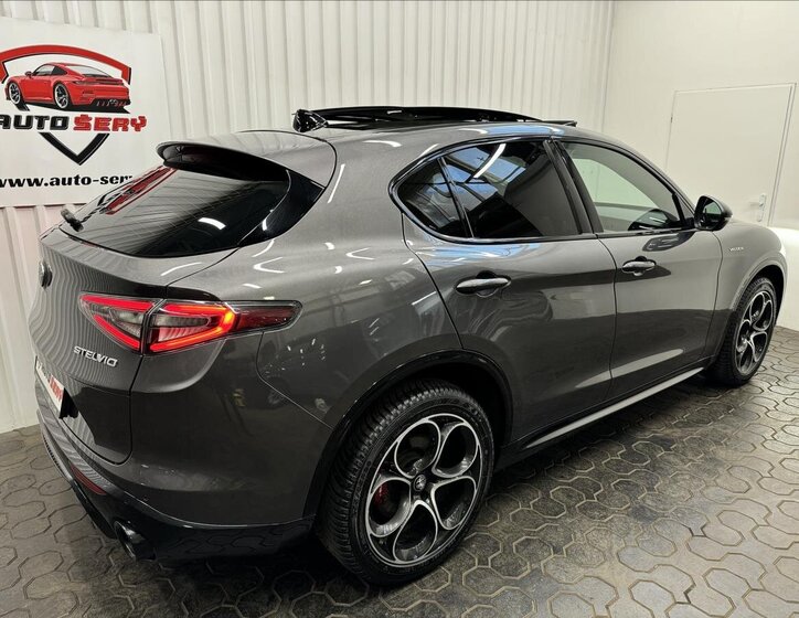 Alfa Romeo Stelvio 8