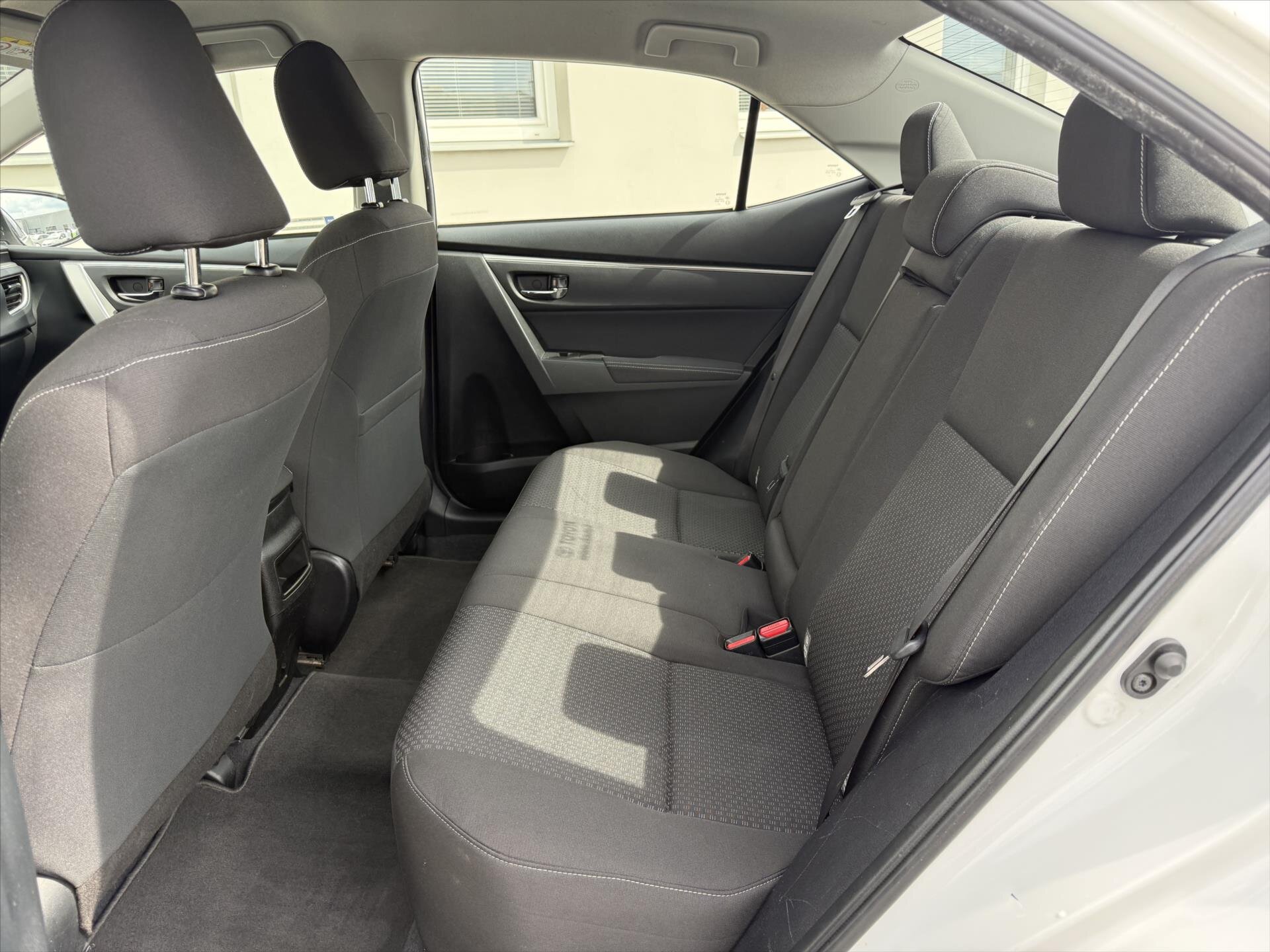 Toyota Corolla Sedan / Limuzína 1,6 l 97 kw
