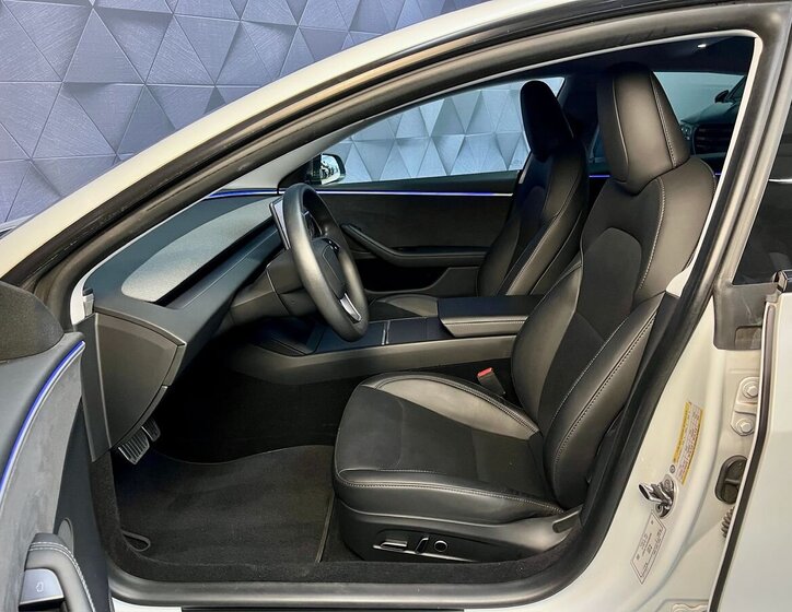 Tesla Model 3 Sedan 0,0 324 kw