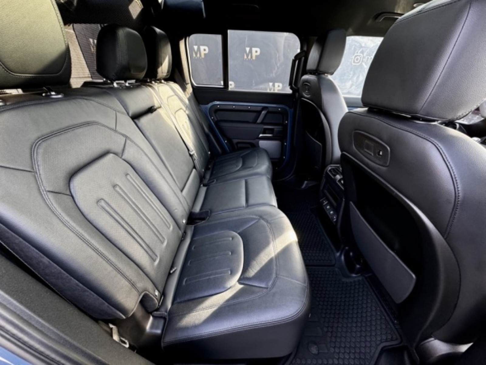 Land Rover Defender 20