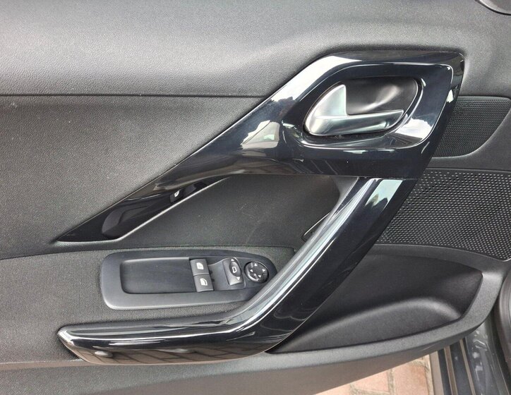 Peugeot 208 Hatchback 1,2 l 60 kw