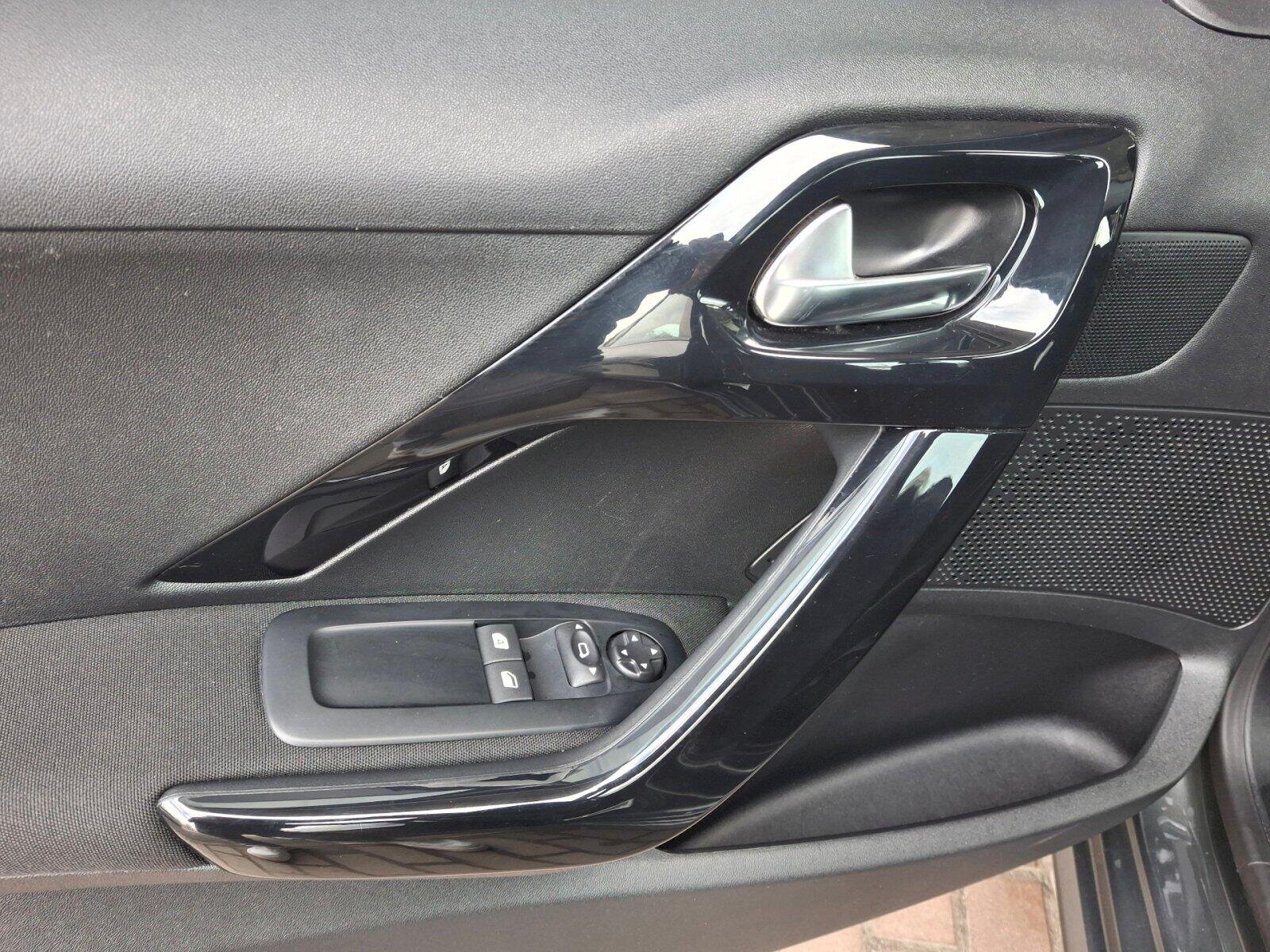 Peugeot 208 Hatchback 1,2 l 60 kw