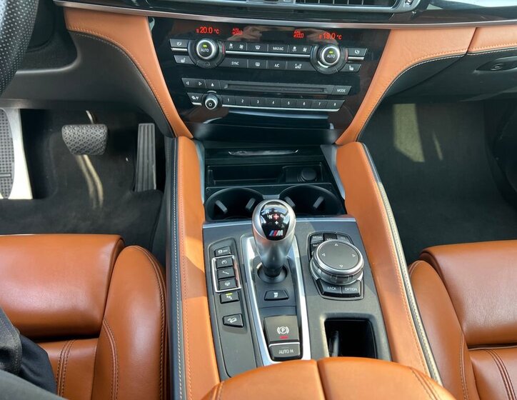 BMW X6 SUV / Terénní 4,4 l 512 kw