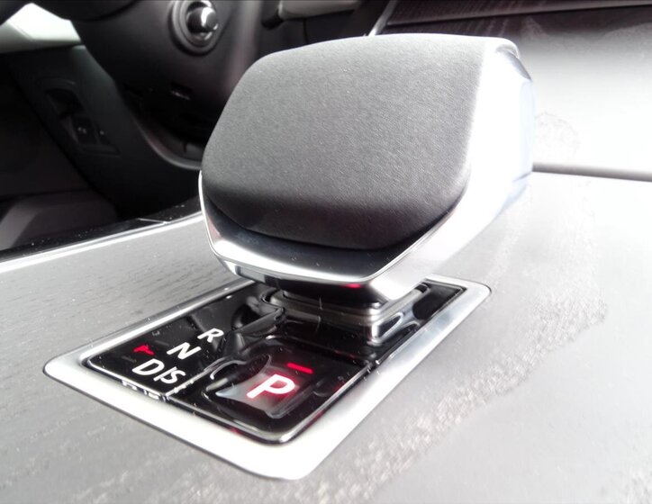 Land Rover Range Rover Velar SUV / Terénní 2,0 l 150 kw