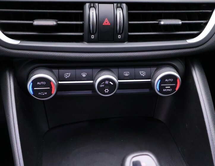 Alfa Romeo Giulia Sedan / Limuzína 2,1 l 110 kw