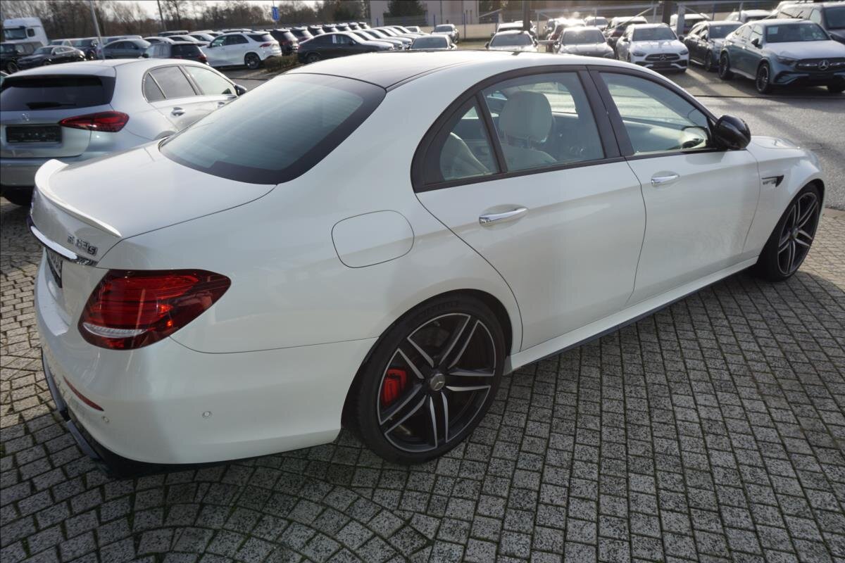 Mercedes-Benz Třídy E Sedan / Limuzína 4,0 l 450 kw