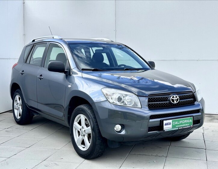 Toyota RAV4 SUV / Terénní 2,2 l 100 kw