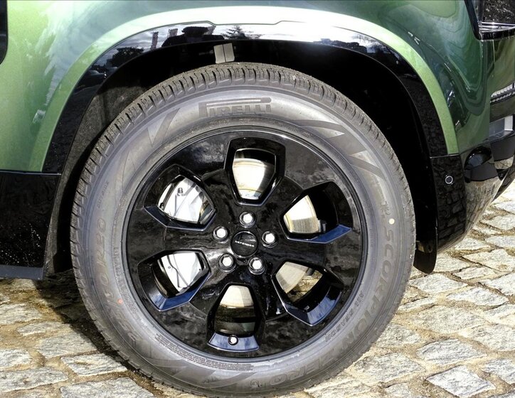 Land Rover Defender 5