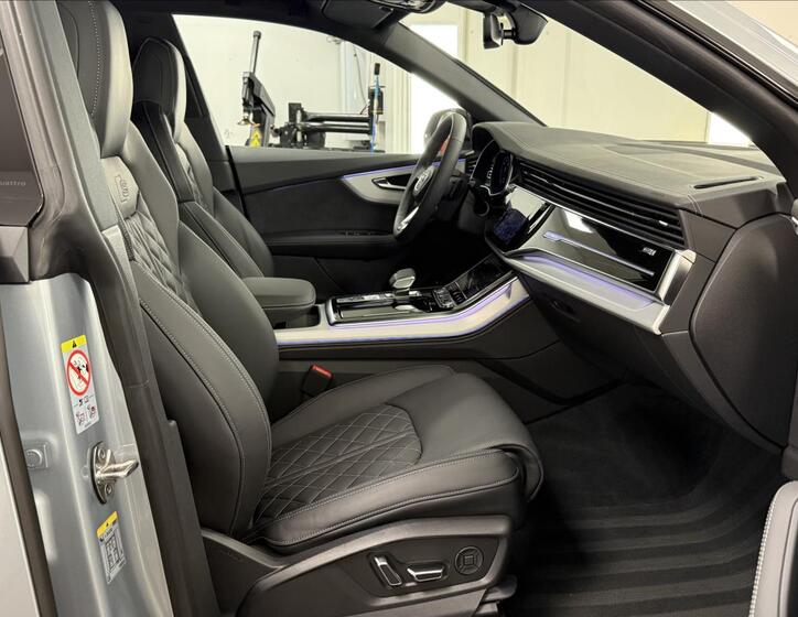 Audi Q8 11