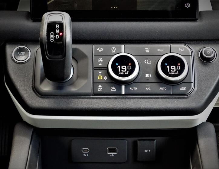 Land Rover Defender 10