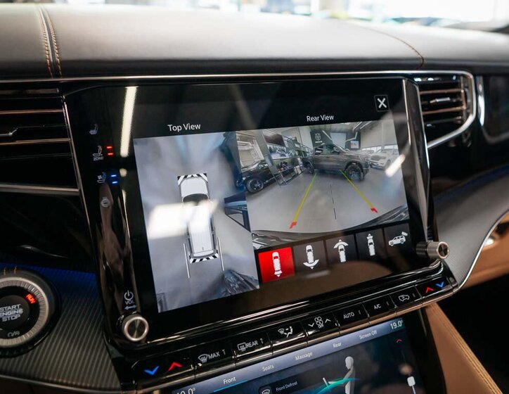 Jeep Grand Wagoneer 32