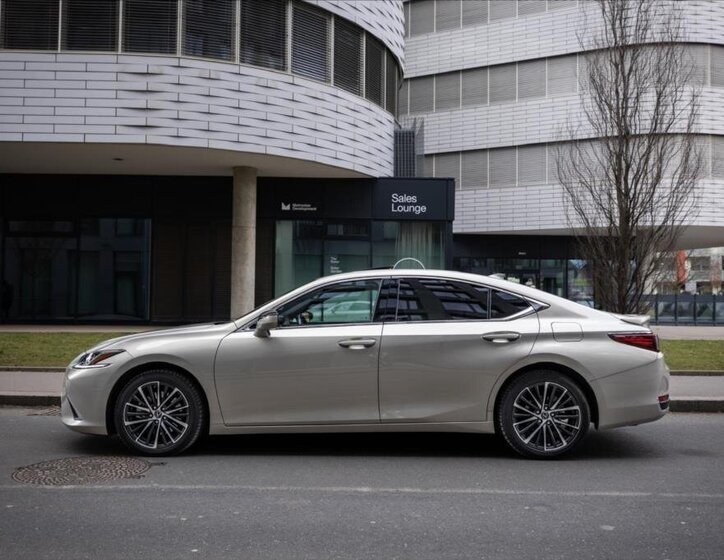 Lexus ES 300h Sedan / Limuzína 2,5 l 160 kw