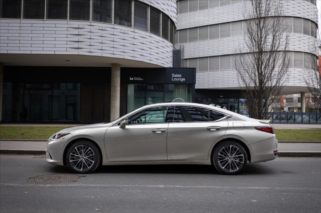 Lexus ES 300h Sedan / Limuzína 2,5 l 160 kw