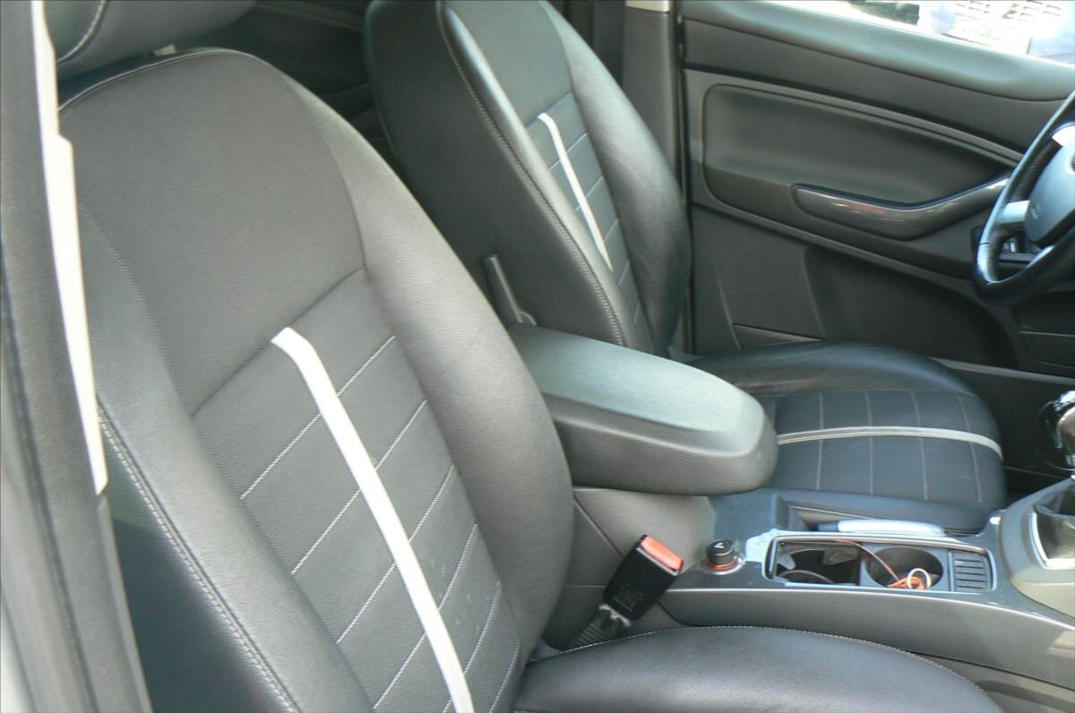 Ford Kuga SUV / Terénní 2,0 l 100 kw
