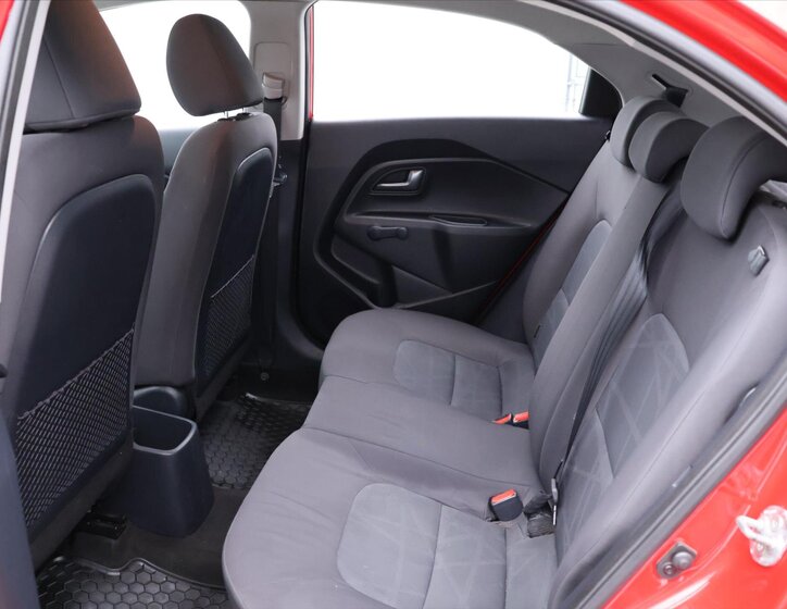 KIA Rio 13