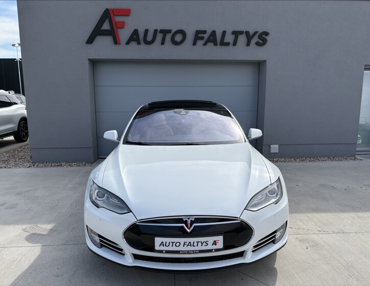Tesla Model S 4