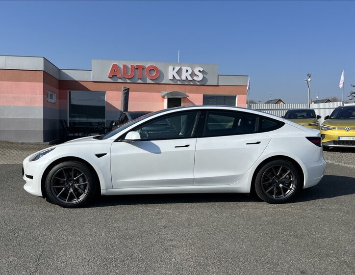 Tesla Model 3 Sedan / Limuzína 0,0 208 kw