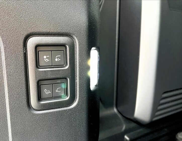 Land Rover Defender SUV / Terénní 4,4 l 467 kw