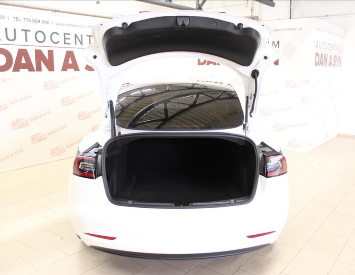Tesla Model 3 Sedan / Limuzína 0,0 225 kw