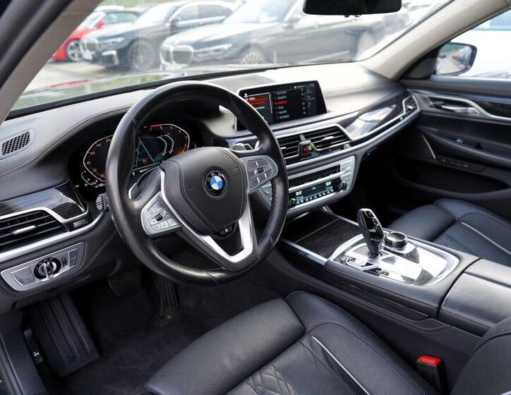 BMW Řada 7 Sedan / Limuzína 4,4 l 390 kw