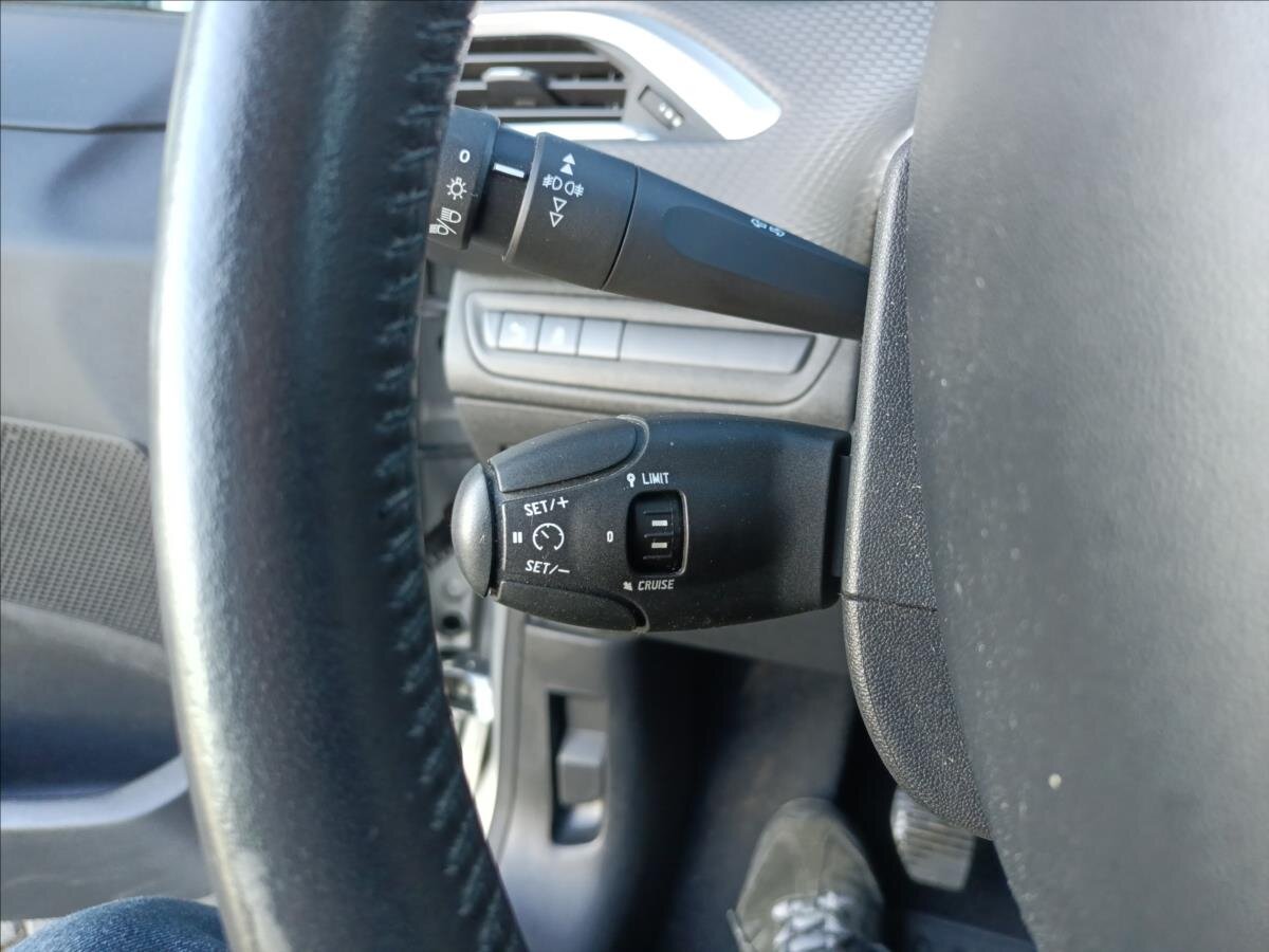 Peugeot 208 Hatchback 1,2 l 60 kw