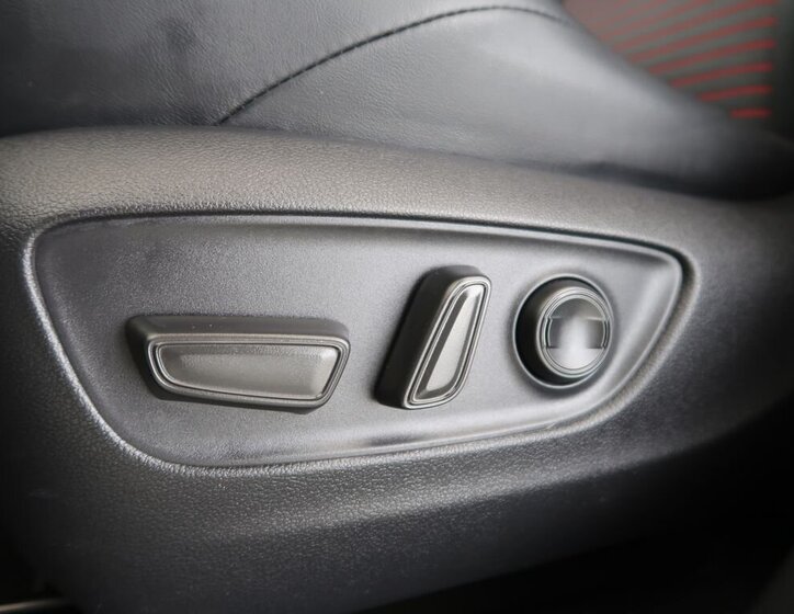 Toyota RAV4 SUV / Terénní 2,5 l 225 kw