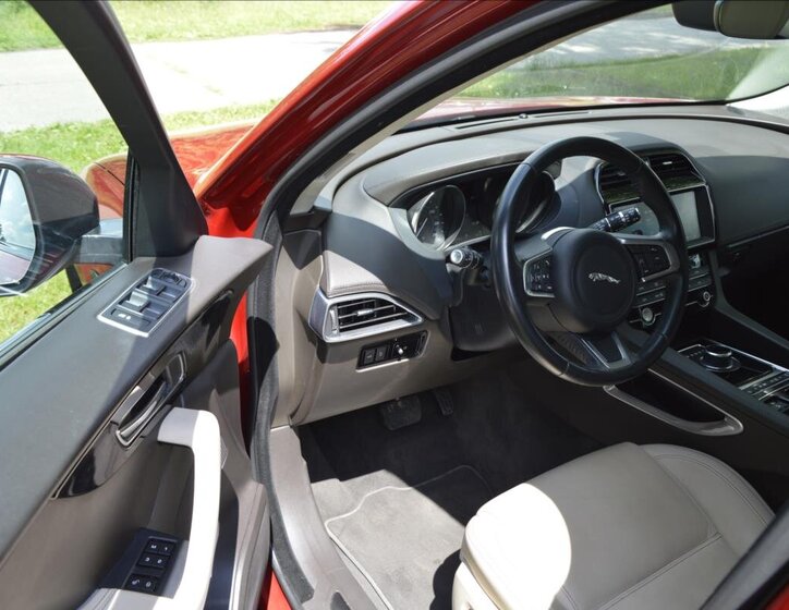 Jaguar F-Pace SUV / Terénní 2,0 l 177 kw