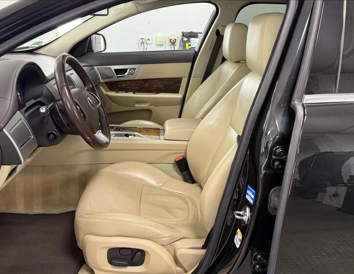 Jaguar XF 9