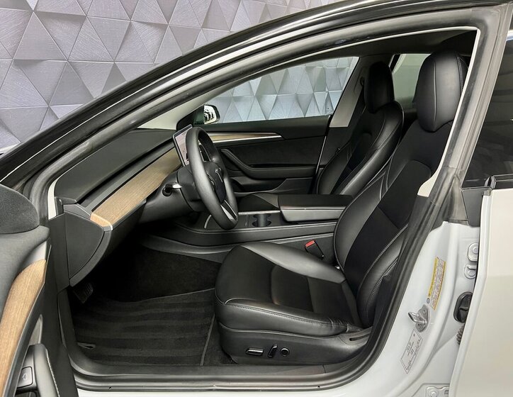 Tesla Model 3 Sedan / Limuzína 0,0 239 kw