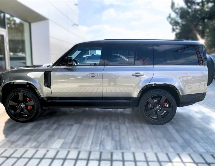 Land Rover Defender 3