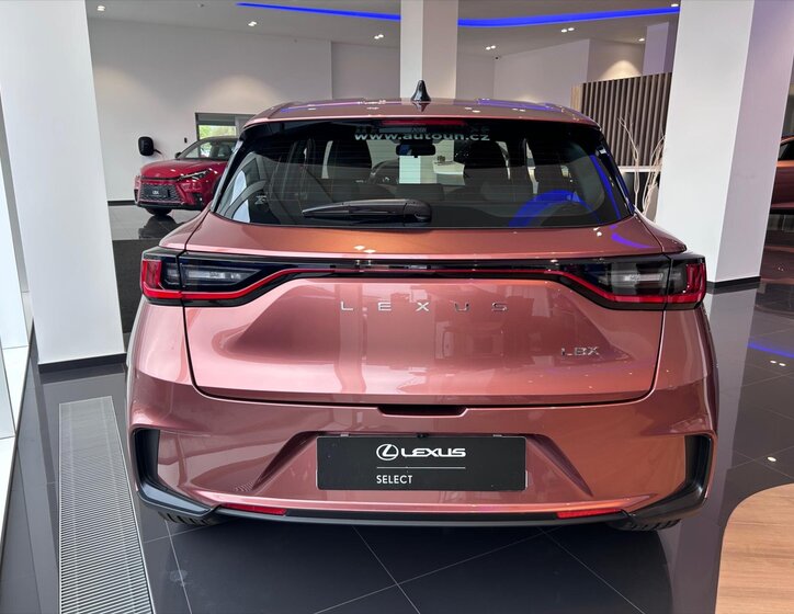 Lexus LBX SUV / Terénní 1,5 l 100 kw