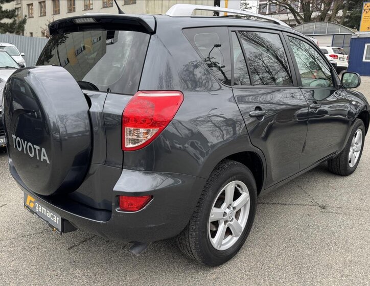Toyota RAV4 SUV / Terénní 2,2 l 100 kw