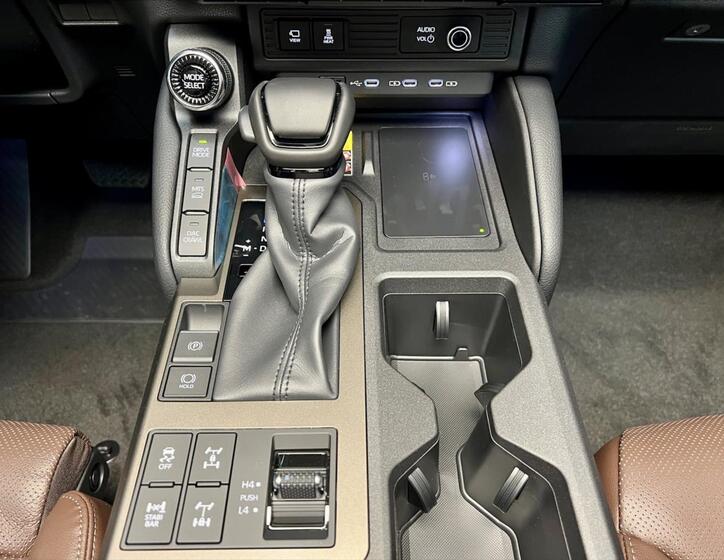 Toyota Land Cruiser 26