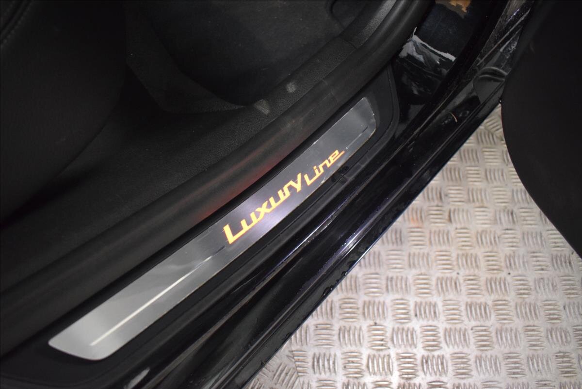 BMW Řada 5 Kombi 3,0 l 195 kw