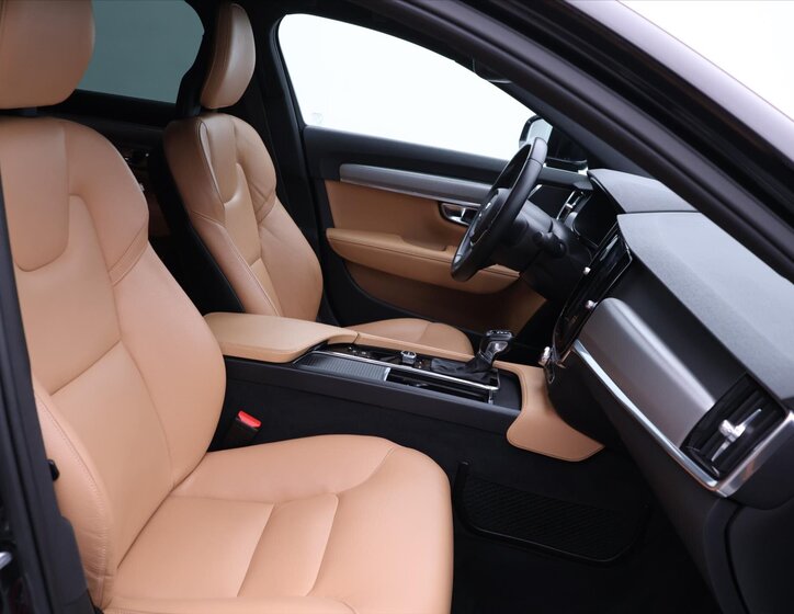 Volvo S90 Sedan / Limuzína 2,0 l 187 kw