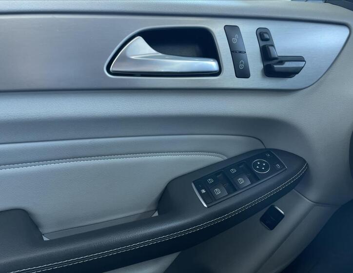 Mercedes-Benz Třídy M 12