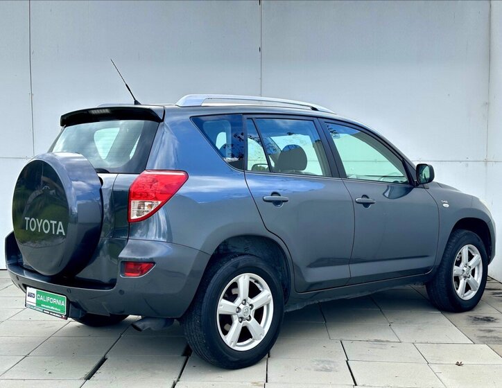 Toyota RAV4 SUV 2,2 l 100 kw