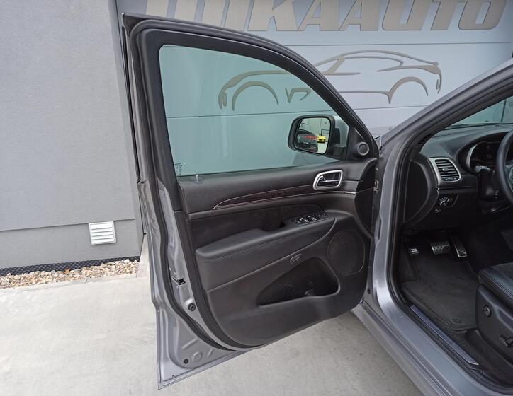 Jeep Grand Cherokee 30
