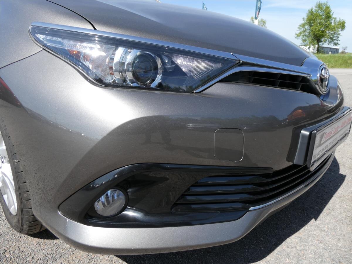 Toyota Auris Kombi 1,3 l 73 kw