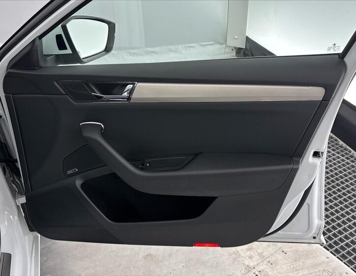 Škoda Superb Sedan / Limuzína 1,4 l 160 kw