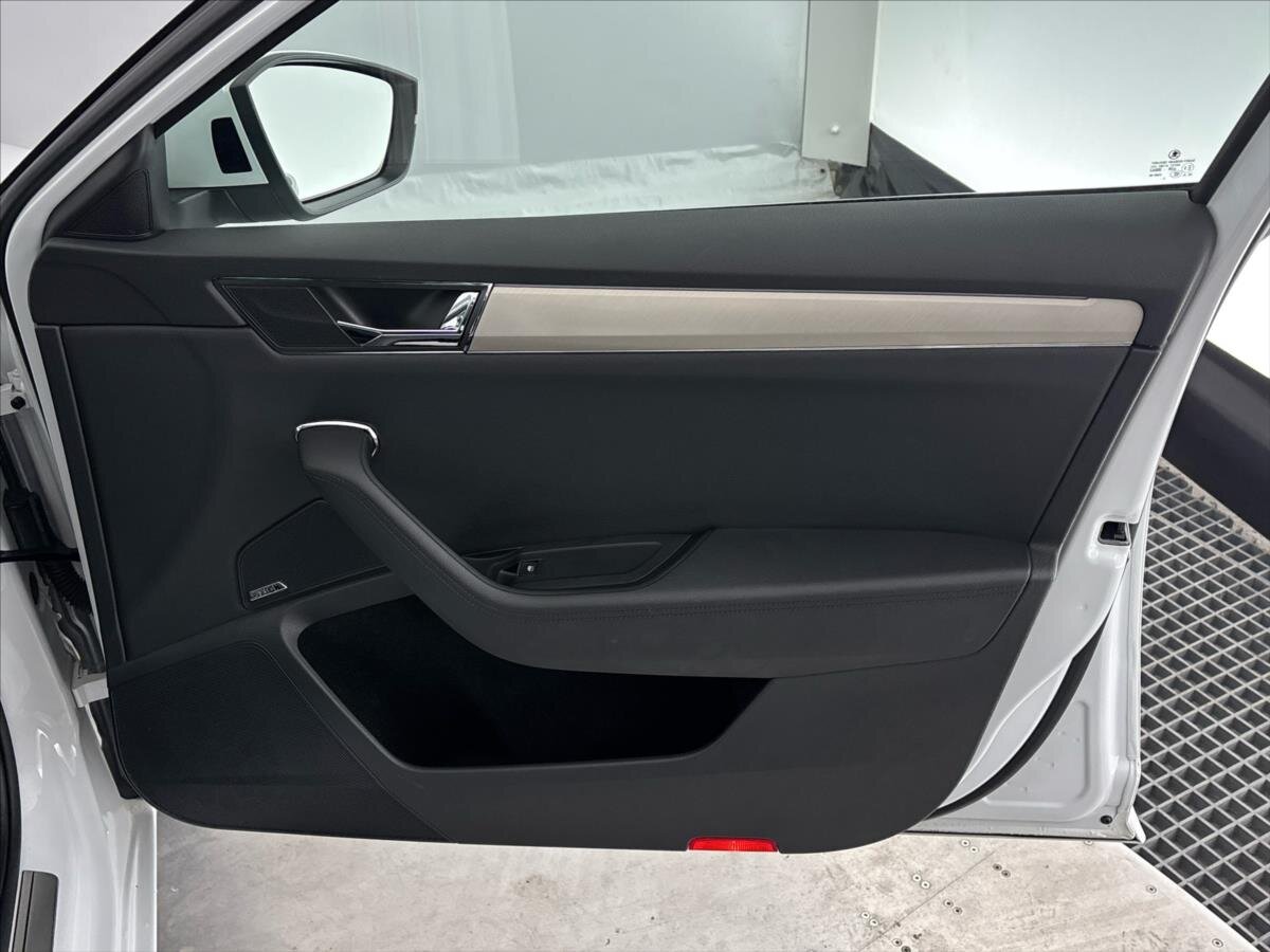 Škoda Superb Sedan / Limuzína 1,4 l 160 kw