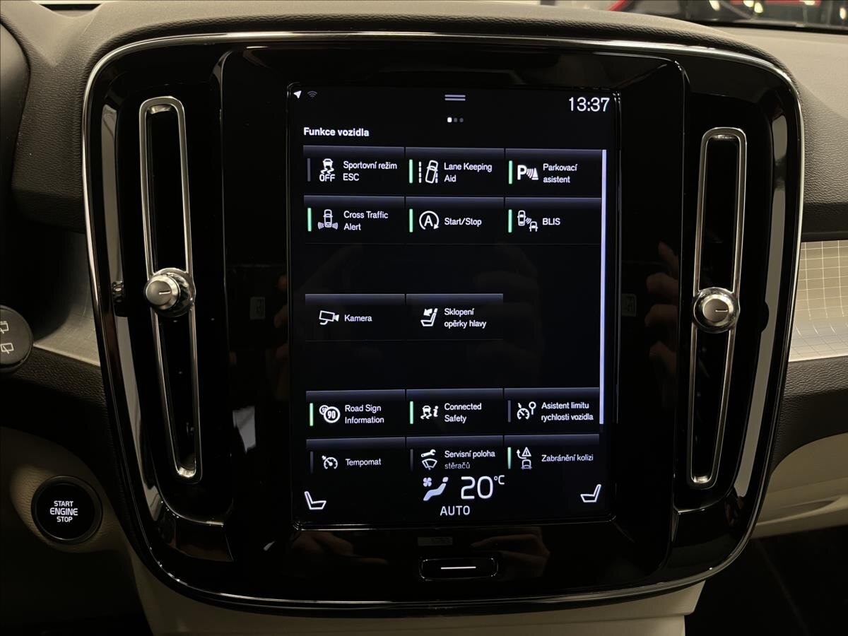 Volvo XC40 SUV / Terénní 1,5 l 120 kw