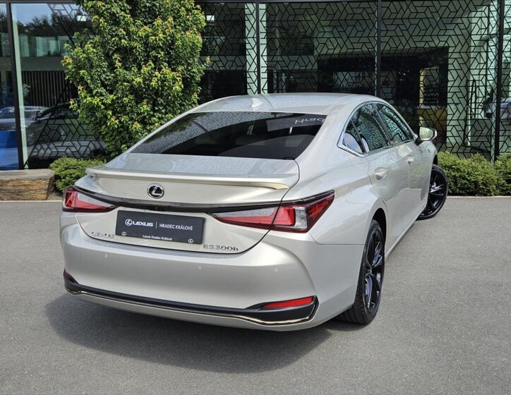 Lexus ES 300h Sedan / Limuzína 2,5 l 160 kw