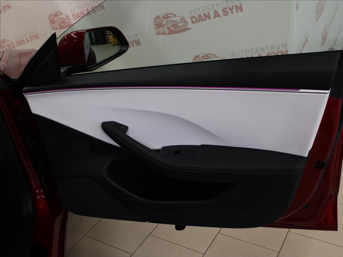 Tesla Model 3 Sedan / Limuzína 0,0 366 kw