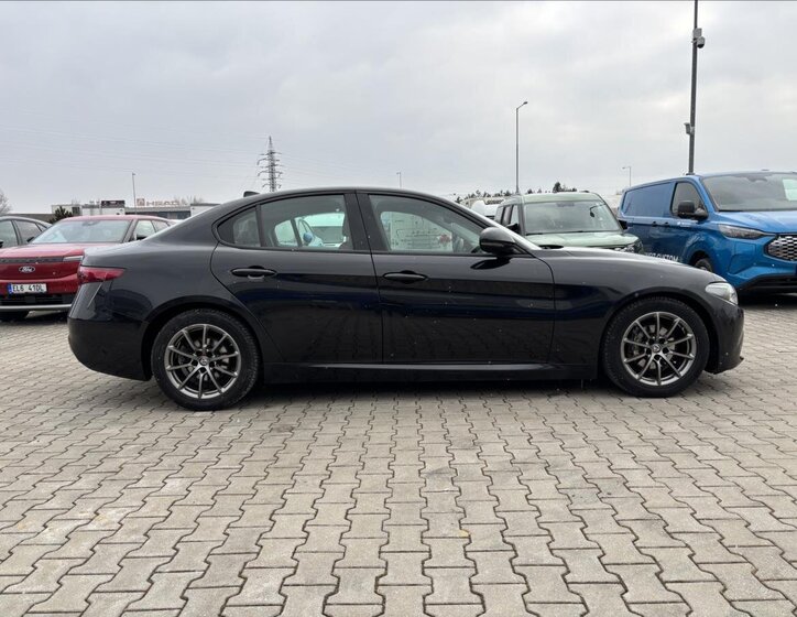 Alfa Romeo Giulia Sedan / Limuzína 2,1 l 132 kw
