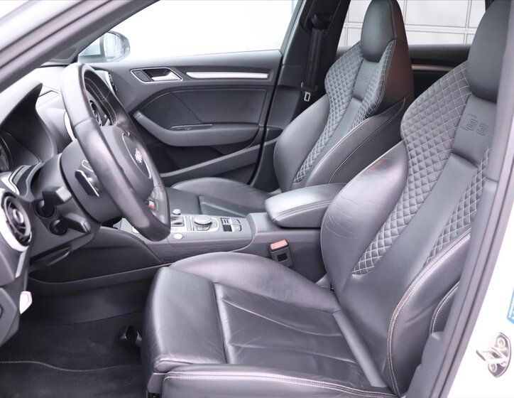 Audi S3 Hatchback 2,0 l 221 kw