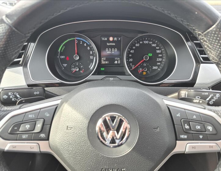 Volkswagen Passat Kombi 1,4 l 160 kw