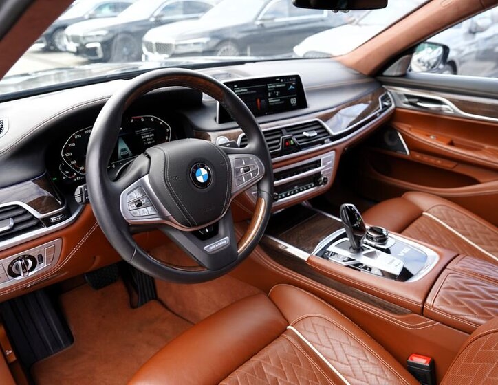 BMW Řada 7 Sedan / Limuzína 6,6 l 430 kw